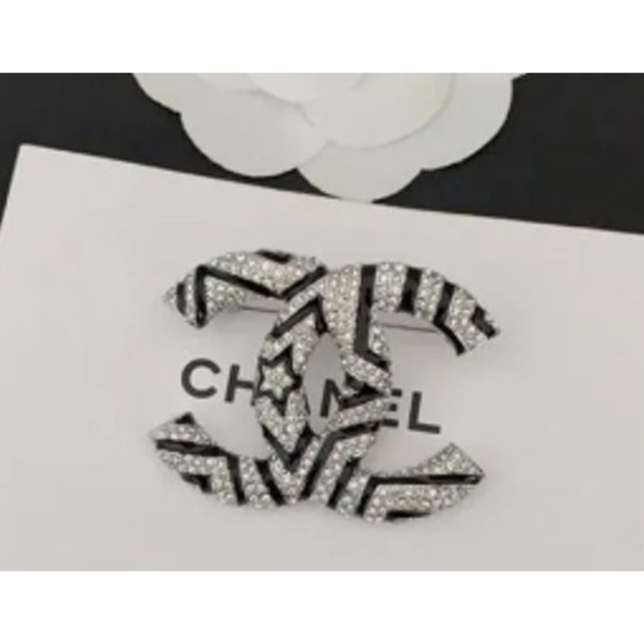Chanel Interlocking CC Platinum Star CZ Brooch Autumn/Pre-Fall 2023 (CCXX047) - Picture 2 of 5